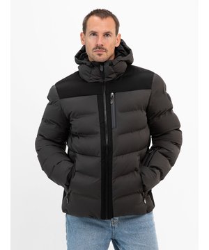 
Introductie:
Ontmoet de FALCON Alfonss Jack Ski voor Heren, perfect voor iedere wintersportliefhebber die op zoek is naar stijl en prestaties op de piste. Met deze skijas ben je verzekerd van comfort, warmte en bescherming tegen alle weersomstandigheden.

Voordelen:
De FALCON Alfonss Jack Ski biedt tal van voordelen voor de actieve skiër. Dankzij het waterdichte en ademende materiaal blijf je droog en comfortabel, zelfs tijdens de meest intense afdalingen. De jas is voorzien van een afneembare capuchon, verstelbare manchetten en een sneeuwvanger, waardoor je optimaal beschermd bent tegen sneeuw en wind. Daarnaast zorgen de vele zakken ervoor dat je al je essentials veilig kunt opbergen.

Belangrijkste kenmerken:
De FALCON Alfonss Jack Ski is uitgevoerd in de tijdloze kleur zwart, waardoor het gemakkelijk te combineren is met je skibroek en accessoires. De jas heeft een sportieve uitstraling en een ergonomische pasvorm die zorgt voor bewegingsvrijheid tijdens het skiën. Het materiaal is