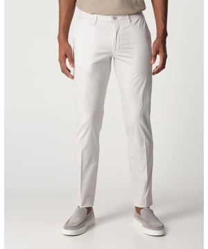 
Drykorn Mad Chino biedt een stijlvolle en comfortabele pasvorm. Met steekzakken voor en zakken met knoop achter, gecombineerd met een effen grijze kleur en knoop- en ritssluiting. De stretchstof van katoen en elastaan vormt zich naar je lichaam. Deze chino valt normaal. Drykorn staat bekend om zijn moderne, hoogwaardige kledingontwerpen die tijdloos zijn en een perfecte mix bieden van casual en chic. - Over het merk: Drykorn vertaalt de laatste trends naar hun eigen persoonlijkheid en creëert zo telkens een unieke collectie. De slogan van het merk is dan ook ‘Drykorn for beautiful people’.