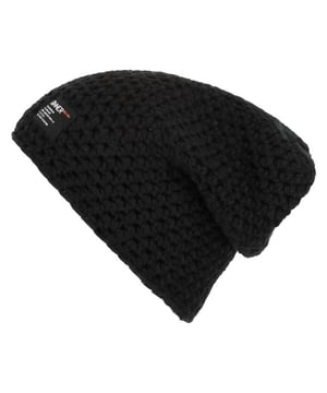 
De combinatie van stijl en functionaliteit maakt de Sinner Grouse beanie een absolute must-have voor de koudere maanden. Het uniseks ontwerp maakt het geschikt voor zowel mannen als vrouwen, terwijl de handgebreide afwerking zorgt voor een trendy uitstraling. Een van de grootste voordelen van de Sinner Grouse beanie is het gebruik van zacht fleece aan de binnenkant. Dit zorgt voor extra warmte en comfort, waardoor je hoofd altijd beschermd blijft tegen de kou. Bovendien voorkomt het fleece dat de muts gaat jeuken, waardoor je de hele dag door kunt genieten van draagcomfort. Naast het fleece heeft de Grouse beanie ook een goede pasvorm die zich aanpast aan de vorm van je hoofd. Hierdoor blijft de muts goed zitten en hoef je je geen zorgen te maken dat hij afzakt tijdens activiteiten in de buitenlucht. De neutrale kleur van de beanie maakt het gemakkelijk te combineren met verschillende outfits, van casual tot sportief. Kortom, de Sinner Grouse beanie is de ideale keuze voor iedereen die
