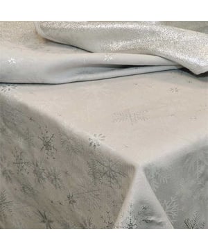 
Ben jij op zoek naar een trendy toevoeging voor jouw gedekte tafel die ook nog is heel praktisch is? Dan zijn de Unique living tafelkleden en lopers perfect voor jou! De producten van Unique Living zijn geïnspireerd op de nieuwste trends en designs. Deze prachtige producten zijn zo ontworpen dat zij jaren mee kunnen gaan. Het tafeltextiel van Unique Living is gemaakt van hoogwaardig polyester en is uitgevoerd in prachtige kleuren en prints.De belangrijkste informatie op een rijtje:Bescherming voor de tafel en tegelijkertijd een statement itemProducten die jaren meegaanArtikelen zijn per stuk te bestellenWasbaarWassen?Wilt u het tafeltextiel wassen? Dat kan! Wij adviseren de producten binnenstebuiten in een handwas te wassen. Zo houdt het textiel goed zijn kleur en structuur en kan het jaren mee! Bent u meer van het gemak? Dan kunt u ze ook wassen in de wasmachine. Wij adviseren dan een rustig programma op maximaal 30 graden.Over Unique LivingUnique Living heeft een uitgebreid assortiment aan sierkussens, kussenhoezen en tafeltextiel. De designs zijn stijlvol en tijdloos. De collectie varieert van rustige prints met sierlijke teksten tot hippe placemats en tafellopers die van elke eettafel een feestje maken. Je kunt de artikelen van Unique Living gebruiken als trendy details in de woonkamer of als blikvangers voor in uw buitenruimtes. Het assortiment is heel veelzijdig. - Afmeting: 90x90 - Kleur: Zilver - Materiaal: Polyester