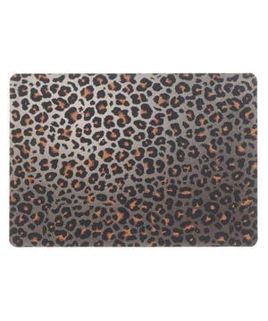 
Ben jij op zoek naar een trendy toevoeging voor jouw gedekte tafel die ook nog is heel praktisch is? Dan zijn de Unique living placemats perfect voor jou! De producten van Unique Living zijn geïnspireerd op de nieuwste trends en designs. Deze prachtige producten zijn zo ontworpen dat zij jaren mee kunnen gaan. Unique Living gebruikt verschillende materialen voor de ontwerpen van haar placemats. Variërend van vegan leder tot PVC en polyester, een ieder gekenmerkt door de goede kwaliteit.De belangrijkste informatie op een rijtje:- Bescherming voor de tafel en tegelijkertijd een statement item- Makkelijk af te nemen- Producten die jaren meegaan- Artikelen zijn per stuk te bestellenOver Unique LivingUnique Living heeft een uitgebreid assortiment aan sierkussens, kussenhoezen en tafeltextiel. De designs zijn stijlvol en tijdloos. De collectie varieert van rustige prints met sierlijke teksten tot hippe placemats die van elke eettafel een feestje maken. Je kunt de artikelen van Unique Living gebruiken als trendy details in de woonkamer of als blikvangers voor in uw buitenruimtes. Het assortiment is heel veelzijdig. - Afmeting: - Kleur: Bruin - Materiaal: Polyester