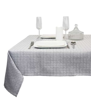 
Ben jij op zoek naar een trendy toevoeging voor jouw gedekte tafel die ook nog is heel praktisch is? Dan zijn de Unique living tafelkleden en lopers perfect voor jou! De producten van Unique Living zijn geïnspireerd op de nieuwste trends en designs. Deze prachtige producten zijn zo ontworpen dat zij jaren mee kunnen gaan. Het tafeltextiel van Unique Living is gemaakt van hoogwaardig polyester en is uitgevoerd in prachtige kleuren en prints.De belangrijkste informatie op een rijtje:Bescherming voor de tafel en tegelijkertijd een statement itemProducten die jaren meegaanArtikelen zijn per stuk te bestellenWasbaarWassen?Wilt u het tafeltextiel wassen? Dat kan! Wij adviseren de producten binnenstebuiten in een handwas te wassen. Zo houdt het textiel goed zijn kleur en structuur en kan het jaren mee! Bent u meer van het gemak? Dan kunt u ze ook wassen in de wasmachine. Wij adviseren dan een rustig programma op maximaal 30 graden.Over Unique LivingUnique Living heeft een uitgebreid assortiment aan sierkussens, kussenhoezen en tafeltextiel. De designs zijn stijlvol en tijdloos. De collectie varieert van rustige prints met sierlijke teksten tot hippe placemats en tafellopers die van elke eettafel een feestje maken. Je kunt de artikelen van Unique Living gebruiken als trendy details in de woonkamer of als blikvangers voor in uw buitenruimtes. Het assortiment is heel veelzijdig. - Afmeting: 145x200 - Kleur: Zilver - Materiaal: Polyester