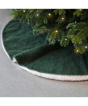 
Ben jij op zoek naar de ideale aankleding om jouw kerstboom helemaal af te maken? Dan zijn de kerstboomrok van Unique Living iets voor jou! Deze decoratieve kerstboomrok geeft een moderne twist aan een oude traditie. De rok is gemaakt van hoogwaardig polyester en dons en is uitgevoerd in een prachtig kerst thema. De rok is voorzien van een handig gat ter grootte van de stam van de kerstboom zodat deze altijd mooi in het midden valt en niet verschuift. De rok is zo gemaakt dat hij de voet van de boom afdekt echter heeft het uiteraard ook een decoratief aspect. De rok kan worden voorzien van cadeautjes en leuke kerst decoratie om de kerstsfeer helemaal compleet te maken!De belangrijkste informatie op een rijtje:- Kwalitatief polyester- De rok bedekt de voet en stam van de boom- Decoratie om direct in de kerstsfeer te komen- WasbaarWassen?Wilt u de rok wassen? Dat kan! Wij adviseren de rok binnenstebuiten in een handwas te wassen. Zo houdt de rok goed zijn kleur en structuur en kan hij jaren mee! Bent u meer van het gemak? Dan kunt u ze ook wassen in de wasmachine. Wij adviseren dan een rustig programma op maximaal 30 graden.Over Unique LivingUnique Living heeft een uitgebreid assortiment aan sierkussens, kussenhoezen en kersttextiel. De designs zijn stijlvol en tijdloos. De collectie varieert van rustige prints met sierlijke teksten tot zachte en leuke decoratieve kerstartikelen. Je kunt de artikelen van Unique Living gebruiken als trendy details in de woonkamer of als blikvangers voor in uw buitenruimtes. - Afmeting: 90 - Kleur: Groen - Materiaal: Polyester