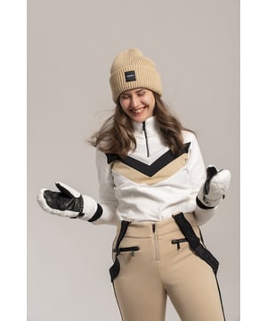 
Introductie:
Met de ICEPEAK elwell Trui Ski Dames in het wit ben je helemaal klaar voor de winterse dagen op de piste. Deze stijlvolle en functionele trui is speciaal ontworpen om jou warm te houden en er tegelijkertijd modieus uit te zien op de skipistes.

Voordelen:
De ICEPEAK elwell Trui Ski Dames biedt tal van voordelen voor de actieve skiër. Dankzij de zachte en isolerende materialen blijf je zelfs op de koudste dagen comfortabel en warm. De trui is voorzien van handige extra's zoals een rits aan de hals, waardoor je zelf de ventilatie kunt regelen. Daarnaast zorgt het stijlvolle design ervoor dat je er fashionable uitziet tijdens het skiën.

Belangrijkste kenmerken:
Deze trui is gemaakt van hoogwaardige materialen die ademend en isolerend werken. Hierdoor blijf je op de juiste temperatuur, zelfs bij intensieve inspanningen. De rits aan de hals zorgt voor extra ventilatiemogelijkheden en de nauwsluitende pasvorm zorgt ervoor dat de trui comfortabel aanvoelt en goed aansluit op je