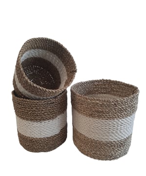 
Een FURNILUX-stijl accessoire en een bloempot in één, deze set van 3 manden is een geweldige decoratieve toevoeging aan elk interieur. De manden zijn handgemaakt van zeegras, waardoor ze stuk voor stuk uniek zijn. Het geleefde zeegras vormt het karaktevolle meubelstuk, kunnen ze worden gebruikt als plantenbakken of als mandenset. Style de manden in je woonkamer of hal voor een natuurlijke uitstraling. Furnilux Collection(3 Stuks)-Naturel/Wit