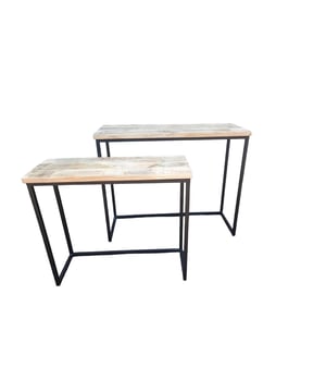 
De sidetables kunnen apart of gecombineerd gebruikt worden. Het mangohout in combinatie met het zwart afgewerkte frame zorgt voor een stoere, industriële look. Ben jij op zoek naar een sidetable om je spullen op kwijt te kunnen of om je mooiste accessoires te showen? De industriële sidetable set is de perfecte oplossing. Het bestaat maar liefst uit twee stoere sidetables welke over voldoende opberg- of decoratieruimte beschikken. Daarnaast is de 2 delige set met zijn industriële en stoere look ook nog erg stijlvol! De sidetables kunnen gecombineerd of afzonderlijk van elkaar gebruikt worden. Deze is de ideale sidetable set voor in de hal, woonkamer of slaapkamer. Materiaal kast Het bevat mangohouten bladen. Het mangohout heeft een duidelijk zichtbare houtstructuur, waardoor de sidetables een stoere en levendige uitstraling krijgen. Daarnaast kenmerkt het zich door ruige en donkere accenten. Mangohout staat bekend als een mooie, sterke en duurzame houtsoort. Materiaal frame Het frame van de industriële sidetable set is gemaakt van zwart metaal. De combinatie met het mangohout geeft deze sidetable set een stoere, industriële uitstraling. Onderhoud Voor optimale bescherming adviseren wij de sidetable set af te nemen met een lichtvochtige doek. Eigenschappen Sidetable set van twee Zwart frame Mangohout De sidetables kunnen onder elkaar worden geschoven. Specificaties: Grote tafel Lengte: 100 cm Breedte: 38,5 cm Hoogte: 81 cm Kleine tafel Lengte: 79,5 cm Breedte: 30 cm Hoogte: 71 cm Kleur: zwart, metaal