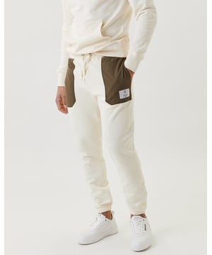 
Bjorn Borg Heren Sthlm Sweat Pants 10000258-WE003

 Deze Regular-fit Lounge Sweat pants van Bjorn Borg uit de Sthml collectie is gemaakt van geborsteld zacht fleecemateriaal van katoen en polyester. De sweatpants heeft contrasterende steekzakken met een geweven Bjorn Borg logo en geribbelde boord met tailleband met trekbandjes.

 • Geborsteld fleecemateriaal
• Contrasterende zakken
• Regular fit

 Materiaal: 82% Katoen 18% Polyester