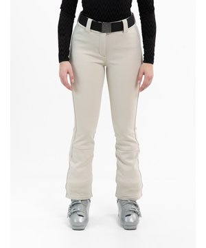 
Introductie:

De FALCON Whistler broek voor dames is de ideale keuze voor skiërs die op zoek zijn naar comfort, stijl en functionaliteit tijdens hun avonturen op de piste. Deze beige broek is niet alleen praktisch, maar ook modieus en zorgt ervoor dat je er geweldig uitziet terwijl je geniet van je favoriete wintersportactiviteiten.

Voordelen:

Met de FALCON Whistler broek ben je verzekerd van optimale bewegingsvrijheid en bescherming tegen de elementen. Dankzij het duurzame materiaal en de waterdichte coating blijf je droog en comfortabel, zelfs bij slechte weersomstandigheden. Daarnaast zorgt de isolerende voering ervoor dat je lekker warm blijft, waardoor je ongestoord kunt genieten van je dag op de piste.

Belangrijkste kenmerken:

De FALCON Whistler broek is voorzien van handige functies zoals verstelbare taillebanden, voorgevormde knieën en sneeuwvangers aan de broekspijpen. Hierdoor kun je de broek aanpassen naar jouw wensen en ben je goed beschermd tegen sneeuw en kou.