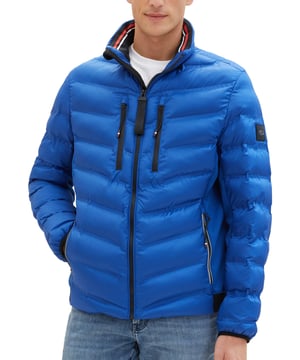 
<p>Stoer tussendoor jack van Tom Tailor. Deze casual heren jas heeft meerdere handige afsluitbare zakken en heeft waterafstotende eigenschappen.</p>
<ul>
<li>Modern fit</li>
<li>2 Steekzakken</li>
<li>2 Binnenzakken</li>
<li>100% Polyester (gerecycled)</li>
</ul>