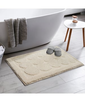 
- 60x120CM  Soft Fluffy Badmat Superzacht Anti-Slip Ideaal voor in uw badkamer en/of wc. Nooit meer koude voeten! Premium Kwaliteit badmat De zachte polypropyleen garen voelen zacht aan en brengen veel comfort. De latex rug zorgt ervoor dat de badmat stevig op zijn plek blijft liggen. Onze badmatten zijn gemakkelijk te reinigen en te onderhouden. De badmatten kunnen machinaal gewassen worden op 30 graden celcius. Keurmerk OEKO-TEX: Al onze machinaal geknoopte tapijten zijn gecertificeerd volgens STANDARD 100 by OEKO-TEX, een wereldwijd uniform en onafhankelijk test- en certificeringssysteem voor textiel. De certificering betekent dat het eindproduct vrij is van gevaarlijke chemicaliën. Merk: Muratap Materiaal: Polypropyleen Kleur: Creme Afmetingen: 60x120CM EAN: 4260748285787
