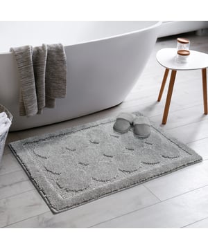
- 50x80 CM  Soft Fluffy Badmat Superzacht Anti-Slip Ideaal voor in uw badkamer en/of wc. Nooit meer koude voeten! Premium Kwaliteit badmat De zachte polypropyleen garen voelen zacht aan en brengen veel comfort. De latex rug zorgt ervoor dat de badmat stevig op zijn plek blijft liggen. Onze badmatten zijn gemakkelijk te reinigen en te onderhouden. De badmatten kunnen machinaal gewassen worden op 30 graden celcius. Keurmerk OEKO-TEX: Al onze machinaal geknoopte tapijten zijn gecertificeerd volgens STANDARD 100 by OEKO-TEX, een wereldwijd uniform en onafhankelijk test- en certificeringssysteem voor textiel. De certificering betekent dat het eindproduct vrij is van gevaarlijke chemicaliën. Merk: Muratap Materiaal: Polypropyleen Kleur: Grijs Afmetingen: 50x80 CM EAN: 4260748285725