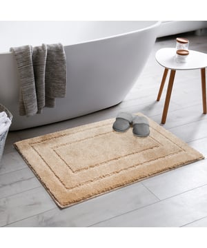 
- 60x180CM  Soft Fluffy Badmat Superzacht Anti-Slip Ideaal voor in uw badkamer en/of wc. Nooit meer koude voeten! Premium Kwaliteit badmat De zachte polypropyleen garen voelen zacht aan en brengen veel comfort. De latex rug zorgt ervoor dat de badmat stevig op zijn plek blijft liggen. Onze badmatten zijn gemakkelijk te reinigen en te onderhouden. De badmatten kunnen machinaal gewassen worden op 30 graden celcius. Keurmerk OEKO-TEX: Al onze machinaal geknoopte tapijten zijn gecertificeerd volgens STANDARD 100 by OEKO-TEX, een wereldwijd uniform en onafhankelijk test- en certificeringssysteem voor textiel. De certificering betekent dat het eindproduct vrij is van gevaarlijke chemicaliën. Merk: Muratap Materiaal: Polypropyleen Kleur: Beige Afmetingen: 60x180CM EAN: 4260748285718