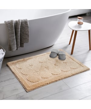 
- 60x90 CM  Soft Fluffy Badmat Superzacht Anti-Slip Ideaal voor in uw badkamer en/of wc. Nooit meer koude voeten! Premium Kwaliteit badmat De zachte polypropyleen garen voelen zacht aan en brengen veel comfort. De latex rug zorgt ervoor dat de badmat stevig op zijn plek blijft liggen. Onze badmatten zijn gemakkelijk te reinigen en te onderhouden. De badmatten kunnen machinaal gewassen worden op 30 graden celcius. Keurmerk OEKO-TEX: Al onze machinaal geknoopte tapijten zijn gecertificeerd volgens STANDARD 100 by OEKO-TEX, een wereldwijd uniform en onafhankelijk test- en certificeringssysteem voor textiel. De certificering betekent dat het eindproduct vrij is van gevaarlijke chemicaliën. Merk: Muratap Materiaal: Polypropyleen Kleur: Beige Afmetingen: 60x90 CM EAN: 4260748285817