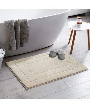 
- 60x120CM  Soft Fluffy Badmat Superzacht Anti-Slip Ideaal voor in uw badkamer en/of wc. Nooit meer koude voeten! Premium Kwaliteit badmat De zachte polypropyleen garen voelen zacht aan en brengen veel comfort. De latex rug zorgt ervoor dat de badmat stevig op zijn plek blijft liggen. Onze badmatten zijn gemakkelijk te reinigen en te onderhouden. De badmatten kunnen machinaal gewassen worden op 30 graden celcius. Keurmerk OEKO-TEX: Al onze machinaal geknoopte tapijten zijn gecertificeerd volgens STANDARD 100 by OEKO-TEX, een wereldwijd uniform en onafhankelijk test- en certificeringssysteem voor textiel. De certificering betekent dat het eindproduct vrij is van gevaarlijke chemicaliën. Merk: Muratap Materiaal: Polypropyleen Kleur: Creme Afmetingen: 60x120CM EAN: 4260748285664