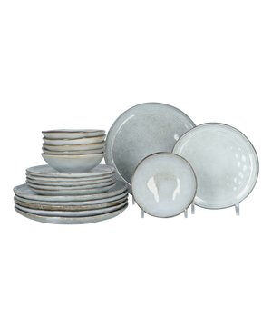 
18 Delig servies van aardewerk. Moderne grijze kleurstelling met een goede glazuring. Het servies is handgemaakt waardoor niet de borden niet volledig rond zijn. Het heeft dus een ziel. Door het moderne design is het servies tijdloos en wat anders dan een standaard servies. De set bestaat uit 6 kommen, 6 grote borden en 6 ontbijtbordjes. Het servies is vaatwasser en magnetron geschikt.Kenmerken:Materiaal: aardewerkgeschikt voor magnetron en vaatwasser6 platte borden6 soepkommen/ontbijtkommen6 dessertbordenBordafmetingen: dinerbord: D. 27 cm dessertbord: D. 22 cm diep bord: D. 15 cm - Afmeting: - Kleur: Grijs - Materiaal: Aardewerk