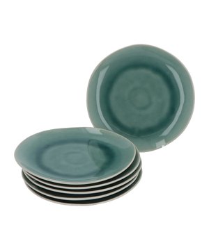
Deze set van 6 ontbijtborden/dessertborden zorgen er voor dat je gerecht nog mooier uit komt. De vrolijke groene kleur geeft een glimlach op het gezicht als je ermee op dient. 21 cm doorsnede, 2 cm hoog. Door de licht opstaande rand zal het gerecht er niet snel af vallen.Moderne donkergroene kleurstelling met een speciale glazuring op zowel de onderkant als de bovenkant van de borden. De serie  is gemaakt van aardwerk met reactive glazing afwerking en kan na gebruik gereinigd worden in de vaatwasmachine. Het servies is niet volledig rond maar heeft een organische ronde vorm. In de serie hebben we ontbijtborden, dinerborden en kommen verkrijgbaar.Kenmerkend voor deze aardewerk serie die een hoge kwaliteit afwerking kent. Het servies heeft een mooie glans maar is niet te glimmend. Dit servies is gemaakt met reactive glaze proces. Dit houdt in dat elk servies uniek is in zijn afwerking. Vanwege het ingewikkelde vakmanschap dat betrokken is bij het ontwerp en de creatie van dit handgemaakte stuk, kunnen er kleine variaties of onvolkomenheden zijn.Kenmerken:6 ontbijtborden / dessertbordenDoorsnede 22 cmHoogte 2 cmBovenzijde groen geglazuurdOnderzijde: Wit geglazuurdProductie proces: reactive glazingmateriaal: Aardewerkgeschikt voor vaatwassers en magnetronsWat is Reactive GlazeDit servies heeft een mooie glans en het patroon komen voort uit een bijzonder productieproces; “Reactive Glazing”. Tijdens dit proces gaat het item twee keer de oven in, waarbij bij de 2e keer een extra glazuur en kleur wordt aangebracht op de borden en schalen. Door deze 2 lagen ontstaat er een patroon wat bij ieder item iets afwijkt. Dit maakt ons servies uniek! - Afmeting: - Kleur: Groen - Materiaal: Aardewerk