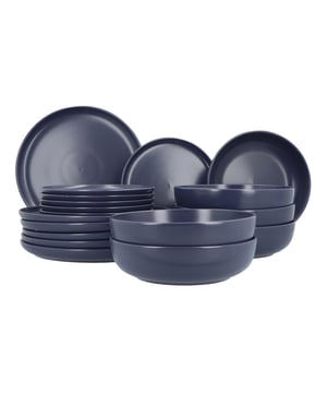 
Voeg een vleugje moderniteit toe aan jouw eettafel met dit prachtige 18-delige servies in paarsblauw! Dit servies biedt plaats aan zes personen en bevat alles wat je nodig hebt voor een complete maaltijd: dinerborden, ontbijtborden en diepe borden. De matte blauwe kleur van dit servies is een subtiele en verfrissende toevoeging aan elke keuken of eetkamer. Het diepe bord is een ideaal pastabord met een doorsnede van 20 cm.Dit 6-persoons servies is niet alleen stijlvol, maar ook duurzaam. Het servies is gemaakt van hoogwaardig materiaal dat lang meegaat en bestand is tegen slijtage. Het moderne design van dit servies maakt het perfect voor dagelijks gebruik, maar ook voor speciale gelegenheden. Met dit mat paarsblauw. 18-delige servies maak je zeker een statement op jouw eettafel. Het is de perfecte aanvulling op elk huishouden dat op zoek is naar iets nieuws en moderns om toe te voegen aan hun serviescollectie.Het servies is vaatwasser en magnetron geschikt. De kom is niet alleen handig voor pasta of soep maar ook ideaal voor een joghurt ontbijt met meusli of vers fruit. Het servies heeft een mooie diep blauwe kleur.Specificaties:Materiaal: porseleinKleur: mat paarsblauw geschikt voor magnetron en vaatwasser6 diner borden met 27 cm doorsnede6 diepe borden met 21 cm doorsnede (ca 5.7 cm hoog)6 ontbijtborden met 20 cm doorsnedeGewicht van het product : 720 g - 315 g - 339 g - Afmeting: - Kleur: Blauw - Materiaal: Porselein