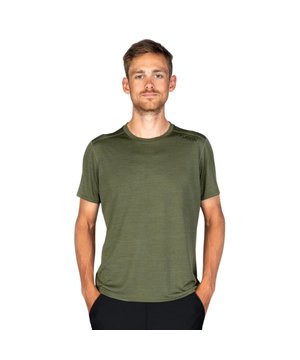 
Fusion C3 Hardloopshirt Groen

 Ervaar het ultieme hardloopcomfort met het Fusion C3 Hardloopshirt. Ontworpen voor zowel recreatieve als serieuze hardlopers, biedt dit shirt de perfecte combinatie van ademend vermogen, vochtregulatie en bewegingsvrijheid, zodat je elke kilometer met vertrouwen kunt afleggen. Het Fusion C3 Hardloopshirt is gemaakt van geavanceerd C3-materiaal dat uitzonderlijke ademende en vochtregulerende eigenschappen biedt. Het materiaal voert zweet snel af van je huid en houdt je droog en comfortabel, zelfs tijdens de meest intensieve runs. Dankzij de lichte en ademende stof blijft je lichaam op de ideale temperatuur, ongeacht de weersomstandigheden.

 Hardloop Shirts

 Dit hardloopshirt is ontworpen met een atletische pasvorm die nauw aansluit zonder in te boeten aan bewegingsvrijheid. De stretchstof beweegt soepel met je mee, waardoor je onbeperkt kunt rennen, sprinten of stretchen. De platte naden verminderen wrijving en