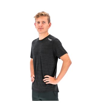 
Fusion C3 Hardloopshirt Zwart

 Ervaar het ultieme hardloopcomfort met het Fusion C3 Hardloopshirt. Ontworpen voor zowel recreatieve als serieuze hardlopers, biedt dit shirt de perfecte combinatie van ademend vermogen, vochtregulatie en bewegingsvrijheid, zodat je elke kilometer met vertrouwen kunt afleggen. Het Fusion C3 Hardloopshirt is gemaakt van geavanceerd C3-materiaal dat uitzonderlijke ademende en vochtregulerende eigenschappen biedt. Het materiaal voert zweet snel af van je huid en houdt je droog en comfortabel, zelfs tijdens de meest intensieve runs. Dankzij de lichte en ademende stof blijft je lichaam op de ideale temperatuur, ongeacht de weersomstandigheden.

 Hardloop Shirts

 Dit hardloopshirt is ontworpen met een atletische pasvorm die nauw aansluit zonder in te boeten aan bewegingsvrijheid. De stretchstof beweegt soepel met je mee, waardoor je onbeperkt kunt rennen, sprinten of stretchen. De platte naden verminderen wrijving en