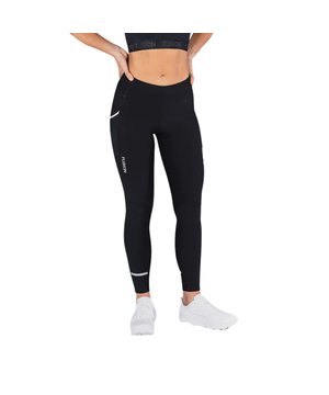 
Fusion C3 Tight Zwart

 De Fusion C3 Tight is gemaakt van hoogwaardige compressiestof die je spieren stevig ondersteunt en helpt bij het verminderen van vermoeidheid. De compressie verbetert de bloedcirculatie, wat bijdraagt aan een sneller herstel en betere prestaties. De ergonomische pasvorm biedt extra ondersteuning aan je belangrijkste spiergroepen zonder in te boeten aan comfort. Gemaakt van geavanceerd C3-materiaal, biedt deze tight uitstekende ademende en vochtregulerende eigenschappen. Het materiaal voert zweet snel af van je huid, waardoor je droog en comfortabel blijft. De mesh-panelen zorgen voor extra ventilatie op strategische plekken, waardoor oververhitting wordt voorkomen.

 Lange Sportlegging Fusion

 De stretchstof beweegt soepel met je mee, zodat je onbeperkt kunt bewegen, of je nu sprint, fietst of lunges doet. De platte naden verminderen wrijving en voorkomen schuren, zodat je zonder afleiding kunt trainen. Deze tight is