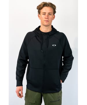 
Oakley Sierra Full Zip Casual Vest Heren Zwart



Gemaakt van hoogwaardige materialen, biedt dit vest een zachte en comfortabele pasvorm. Het volledige ritsontwerp maakt het eenvoudig om de temperatuur te regelen, terwijl de opstaande kraag extra warmte biedt op winderige dagen. Het Sierra vest is veel meer dan alleen een kledingstuk; het is een statement van stijl en functionaliteit.Sierra Full Zip Casual Vest



Dit vest is niet alleen een aanvulling op je kledingkast, maar ook een uiting van je actieve levensstijl. Draag het over een T-shirt voor een relaxte look of gelaagd onder een jas voor extra warmte. Waar je ook bent, het OAKLEY Sierra Full Zip casual vest voor heren is de perfecte keuze voor krachtige comfort die je niet wilt aanbieden voor stijl.
Maatinformatie 
 
Ons model is 1,80m en draagt broekmaat M. Van jassen, skipulli's en truien draagt ons model ook M.
