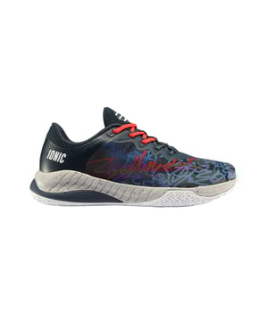 
Bullpadel Ionic 24V Heren Padelschoenen

 Ontworpen voor ultieme prestaties op het padelveld, presenteren we met trots de Bullpadel Ionic 24V Heren Padelschoenen. Deze schoenen combineren geavanceerde technologieën met stijlvol design om ervoor te zorgen dat je altijd een stap voor blijft tijdens je wedstrijden of trainingssessies. Het bovenwerk van de schoen is vervaardigd van hoogwaardige materialen die zorgen voor duurzaamheid en ademend vermogen. Dit zorgt voor een comfortabele pasvorm, zelfs tijdens intense rally's. De strategisch geplaatste perforaties zorgen voor een optimale ventilatie, waardoor je voeten koel en droog blijven, zelfs tijdens lange speelsessies. De tussenzool van de Bullpadel Ionic 24V is voorzien van de exclusieve EVA-technologie, die zorgt voor uitstekende demping en schokabsorptie. Dit vermindert vermoeidheid en voorkomt blessures, waardoor je langer op topniveau kunt spelen. De buitenzool is speciaal ontworpen voor padel, met