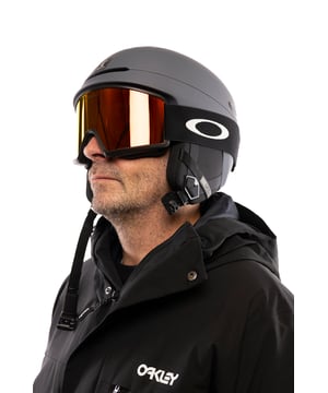 
Buckels Skibril met verwisselbare lenzen

 Zowel met mooi als slecht weer heb je altijd optimaal zicht met de skibrillen van het merk Buckels met verwisselbare lens. Met deze skibril voorkom je pijnlijke ogen door de felle zon op de piste. Mocht de zon plaats maken voor een sneeuwbui dan wissel je de lens gemakkelijk in voor de extra lens met regenboog spiegelglas die meegeleverd wordt, zodat je ook goed zicht hebt tijdens de minder mooie dagen. De lens met blauw spiegelglas is geschikt voor zonnige en licht bewolkte dagen. De regenbooglens is geschikt voor bewolkte en donkere dagen.



 Eigenschappen Skibril Buckels Blauwe Lens 

 Dankzij het krachtige magnetische systeem verwissel je de lens al in 5 seconden. Hierdoor heb je altijd goed zicht op de piste, ongeacht het weertype. De drie verschillende lagen schuim zorgen voor een betere pasvorm. Met de 100% UV-beschermende lens bescherm je