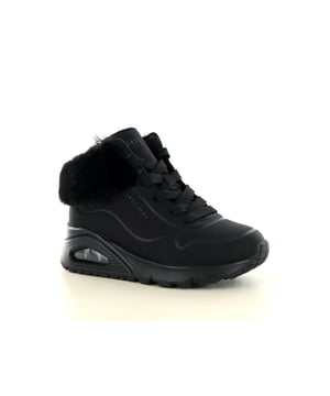 
<p><strong>Merk: Skechers</strong></p><p><strong>Artikel: 310952</strong></p><p><strong>Kleur: BLK</strong></p><p><strong>Type: Hoge veterschoen</strong></p><p><strong>Uitneembaar voetbed: Nee</strong></p><p><strong>Sluiting: Rits en veters</strong></p><p><strong>Materiaal: Imitatieleer</strong></p><p> </p><p>Ontdek de <strong>Skechers 310952</strong>, een <strong>hoge veterschoen</strong> voor meisjes die comfort en stijl perfect combineert. Deze <strong>hoge veterschoen</strong> in <strong>zwart (BLK)</strong>, gemaakt van <strong>imitatieleer</strong>, biedt een moderne en stevige keuze voor actieve meisjes.</p><p>Met een <strong>dempend voetbed</strong> zorgt deze schoen voor uitstekend comfort, zelfs tijdens lange dagen. De <strong>vetersluiting</strong> en <strong>ritssluiting</strong> bieden een veilige pasvorm en maken het aan- en uittrekken eenvoudig. Het elegante design en de duurzame afwerking maken deze schoenen ideaal voor dagelijks gebruik.</p><p><strong>Waarom Kiezen voor de Skechers 310952 Hoge Veterschoen?</strong></p><ul><li><strong>Imitatieleer</strong>: Voor een stijlvolle uitstraling en eenvoudig onderhoud.</li><li><strong>Dempend Voetbed</strong>: Voor maximaal comfort en ondersteuning bij elke stap.</li><li><strong>Zwart (BLK) Kleur</strong>: Een veelzijdige kleur die bij elke outfit past.</li><li><strong>Vetersluiting en Rits</strong>: Voor een stevige, aanpasbare pasvorm en gemak bij het aan- en uittrekken.</li></ul><p> </p>