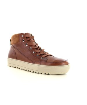 
<h2><strong>PS Poelman Mike Sneaker: Stijlvolle Herenschoen in Brusciato/Cognac Bruin</strong></h2><p>De PS Poelman Mike sneaker is een prachtige halfhoge herenschoen gemaakt van hoogwaardig leer, speciaal ontworpen voor mannen die comfort en stijl waarderen. Met een warme voering en verkrijgbaar in de kleur Brusciato/cognac bruin, biedt deze veterschoen niet alleen een modieuze uitstraling, maar ook uitstekend draagcomfort.</p><h3><strong>Ontwerp en Materialen</strong></h3><p>Deze hoge sneaker is uitgevoerd met een traditionele vetersluiting, waardoor je de pasvorm naar wens kunt aanpassen. Het gebruik van echt leer garandeert niet alleen duurzaamheid, maar ook een luxe uitstraling die perfect past bij zowel casual als meer formele outfits.</p><h3><strong>Comfort en Functionaliteit</strong></h3><p>Hoewel het voetbed niet uitneembaar is, biedt de PS Poelman Mike sneaker een uitstekende ondersteuning voor dagelijks gebruik. De warme voering zorgt ervoor dat je voeten goed geïsoleerd blijven, wat vooral in koudere seizoenen een groot voordeel is.</p><h3><strong>Voordelen van PS Poelman Mike bij Hafkamp Modeschoenen</strong></h3><h4><strong>2. Welk materiaal is gebruikt voor de PS Poelman Mike sneaker?</strong></h4><p>De PS Poelman Mike sneaker is gemaakt van echt leer, wat zorgt voor duurzaamheid en een luxe uitstraling.</p><h4><strong>3. Welke kleur heeft de PS Poelman Mike sneaker?</strong></h4><p>De sneaker is verkrijgbaar in de kleur Brusciato/cognac bruin, een warme en veelzijdige kleur die gemakkelijk te combineren is met verschillende kledingstijlen.</p>