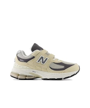 
New Balance 2002 Sneakers JR Beige

 Maak kennis met de ultieme combinatie van functionaliteit, mode en comfort met de NEW BALANCE 2002 Sneakers JR. Speciaal ontworpen voor de jonge avonturiers van vandaag, bieden deze sneakers een ongeëvenaarde ervaring bij elke stap die je zet. Met een bovenwerk van hoogwaardig leer en textiel, bieden de NEW BALANCE 2002 Sneakers JR duurzaamheid die bestand is tegen de eisen van actieve kinderen. Het ademende ontwerp houdt voeten koel en fris, zelfs tijdens de meest energieke avonturen.

 New Balance kinder schoenen

 De REVlite-tussenzool van New Balance biedt superieure demping en responsiviteit, waardoor elke beweging soepel en veerkrachtig aanvoelt. Of het nu gaat om rennen op het schoolplein, spelen in het park of gewoon relaxen met vrienden, deze sneakers zijn ontworpen om aan alle behoeften van actieve kinderen te voldoen. Met een slank en eigentijds ontwerp passen de NEW BALANCE 2002 Sneakers JR