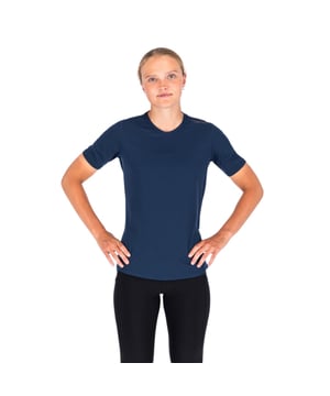 
Fusion Nova Hardloopshirt

 Het Fusion Nova Hardloopshirt is vervaardigd van geavanceerde materialen die ademend vermogen combineren met uitstekende vochtregulatie. Hierdoor blijft je huid droog en koel, zelfs tijdens de meest inspannende workouts. De zachte stof voelt comfortabel aan en biedt maximale bewegingsvrijheid, essentieel voor elke hardloper die zich vrij wil kunnen bewegen. Dankzij het lichtgewicht ontwerp van het Fusion Nova Hardloopshirt voel je nauwelijks dat je het draagt, wat bijdraagt aan een moeiteloze loopervaring. De strategisch geplaatste mesh-panelen verbeteren de luchtstroom en ventilatie, wat helpt bij het reguleren van je lichaamstemperatuur, zowel in warme als koele omstandigheden.

 Hardloopshirt Fusion

 Het Fusion Nova Hardloopshirt combineert functionaliteit met een eigentijds ontwerp. Verkrijgbaar in verschillende stijlvolle kleuren en voorzien van subtiele Fusion-branding, maakt dit shirt een statement op de baan