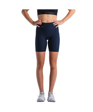 
Fusion C3 short training Donkerblauw

 De Fusion C3 Short Training is gemaakt van hoogwaardig C3-materiaal dat bekend staat om zijn superieure comfort en duurzaamheid. De stof biedt lichte compressie, wat helpt bij het ondersteunen van je spieren en het verminderen van vermoeidheid tijdens intensieve trainingen. De zachte, elastische tailleband met een verstelbaar trekkoord zorgt voor een comfortabele en veilige pasvorm die de hele training op zijn plaats blijft. Dankzij de geavanceerde ademende en vochtregulerende eigenschappen van het C3-materiaal, blijven je benen droog en comfortabel, zelfs tijdens de meest intensieve sessies. Zweet wordt snel van je huid afgevoerd, zodat je koel en gefocust blijft, ongeacht hoe hard je traint.

 Trainings short Fusion

 De Fusion C3 Short Training is ontworpen om met je mee te bewegen. De stretchstof biedt maximale bewegingsvrijheid, zodat je ongehinderd kunt sprinten, squatten of lunges kunt doen. De