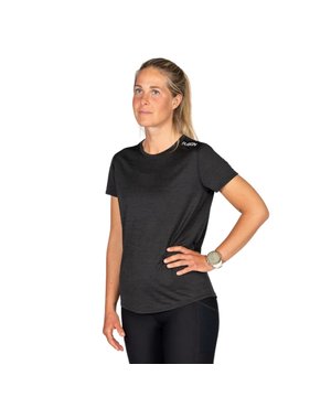 
Fusion C3 Hardloopshirt Zwart

 Ervaar het ultieme hardloopcomfort met het Fusion C3 Hardloopshirt. Ontworpen voor zowel recreatieve als serieuze hardlopers, biedt dit shirt de perfecte combinatie van ademend vermogen, vochtregulatie en bewegingsvrijheid, zodat je elke kilometer met vertrouwen kunt afleggen. Het Fusion C3 Hardloopshirt is gemaakt van geavanceerd C3-materiaal dat uitzonderlijke ademende en vochtregulerende eigenschappen biedt. Het materiaal voert zweet snel af van je huid en houdt je droog en comfortabel, zelfs tijdens de meest intensieve runs. Dankzij de lichte en ademende stof blijft je lichaam op de ideale temperatuur, ongeacht de weersomstandigheden.

 Hardloop Shirts

 Dit hardloopshirt is ontworpen met een atletische pasvorm die nauw aansluit zonder in te boeten aan bewegingsvrijheid. De stretchstof beweegt soepel met je mee, waardoor je onbeperkt kunt rennen, sprinten of stretchen. De platte naden verminderen wrijving en