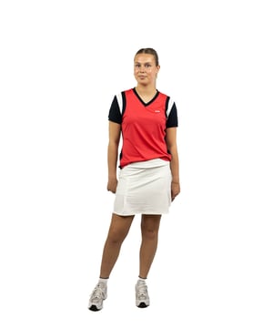 
Sjeng Schalken Monica Dames Tennisrok Wit

 Als vrouwelijke tennisspeler wil je er goed uitzien op de baan en tegelijkertijd comfortabel kunnen bewegen. De Sjeng Sports Dames Tennisrok Monica is de perfecte keuze voor zowel recreatieve als professionele tennissters. De rok is gemaakt van hoogwaardige materialen die zorgen voor een uitstekende stretch en bewegingsvrijheid. De rok is voorzien van een binnenbroekje, zodat je je volledig kunt concentreren op het spel en je geen zorgen hoeft te maken over ongewenste onthullingen.

 Sjeng Schalken Monica Dames Tennis Rok

 De Sjeng Sports Dames Tennisrok Monica heeft een tijdloze uitstraling en is verkrijgbaar in verschillende kleuren en maten, waardoor je hem perfect kunt combineren met jouw favoriete tennisshirt en tennisschoenen. De rok heeft een elastische tailleband met trekkoord, waardoor je de pasvorm gemakkelijk kunt aanpassen aan jouw lichaam. De ademende stof zorgt voor een optimale