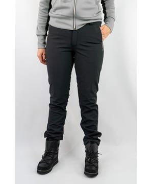 
Luhta Erottaja Softshell Dames Wandelbroek

 Deze Luhta Erottaja broek is geschikt voor allerlei buitenactiviteiten bij zowel koel, winderig of onstabiel weer, omdat hun lichtgewicht materiaal wind en lichte regen op afstand houdt. Softshell is echter niet bedoeld als een volledig waterdichte regenkleding, dus de naden zijn niet getaped. Het fleece aan de binnenkant is lekker warm en comfortabel en voelt daarnaast heerlijk zacht aan tegen de huid, en de zilveren details zorgen voor een vleugje luxe aan het product.

 Luhta Erottaja Zwarte Dames Wandel Broek

 Het oppervlak van de is behandeld met een waterafstotende coating. De softshell is niet meer weg te denken voor echte outdoor liefhebbers. De stof is zacht en beweegt gemakkelijk met je mee. Het product biedt bescherming tegen weersinvloeden, maar is tegelijkertijd aangenaam flexibel. Er is speciaal aandacht besteed aan functionaliteit en comfort in het ontwerp van het A.W.S.