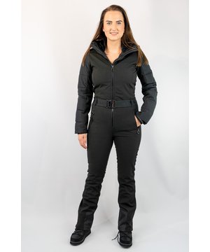 
Luhta Termisvaara Softshell Dames Ski Jumpsuit 

 Bereid je voor op een onvergetelijke ski-ervaring met de Luhta Termisvaara Softshell Ski Jumpsuit. Deze jumpsuit is ontworpen met oog voor stijl, comfort en functionaliteit, en biedt alles wat je nodig hebt om in stijl de bergen te veroveren. De Termisvaara jumpsuit is gemaakt van softshell-materiaal dat zorgt voor uitstekende wind- en waterbestendigheid, zonder in te boeten aan ademend vermogen. Dit houdt je warm en comfortabel, zelfs tijdens de meest uitdagende afdalingen.

 Luhta Termisvaara Softshell Dames Ski-Jumpsuit

 De jumpsuit is ontworpen voor actieve wintersporters en biedt volledige bewegingsvrijheid. Dankzij de elastische stof kun je vrij bewegen en genieten van je ski-avonturen. Luhta begrijpt dat mode belangrijk is, zelfs op de piste. De jumpsuit heeft een eigentijds design met een flatterende pasvorm, waardoor je er geweldig uitziet terwijl je de bergen