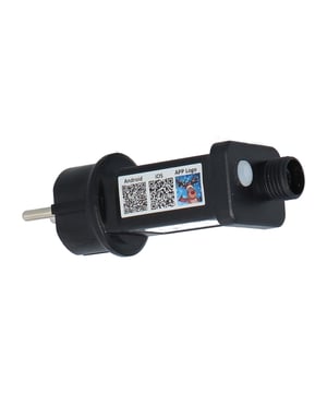 
Met deze adapter van Excellent Trees® Led Smart App Adapter is het mogelijk om kerstboom verlichting van Excellent Trees kerstbomen via mobiele app te kunnen bedienen.Excellent Trees® - Smart Adapter kerstboom appEen aantal series kerstbomen bij Excellent Trees ® zijn uitgerust met verlichting die je kunt bedienen met een app op je telefoon. Deze kunstkerstbomen worden geleverd met een smart adapter waarmee de warme LED verlichting vanaf de bank te bedienen is door middel van de gratis App. De app is verkrijgbaar  voor Android en iOS middels de QR code op de adapter. Uiteraard kun je de verlichting ook gewoon in een standaard modus laten staan als je geen instellingen wilt doen.De volgende functies zijn o.a. mogelijk: instellen van timer(s), de LED verlichting dimmen, verlichting aan/uit, de helderheid van de verlichting, knipperen van de LED verlichting, of andere verlichtings programma’s. Precies zoals jij het wilt, of hoe jij je voelt. Dat is de Premium Smart verlichting van Excellent Trees ®!GegevensveiligheidEr worden geen gegevens gedeeld met derden en geen gegevens verzameld.De Voordelen als je onze kerstverlichtingsproducten heeft:1. Snelle verbinding met kerstverlichting via Bluetooth 4.02. Met de APP kun je de kerstverlichting instellen zoals jij dat wilt3. Je kunt de verlichting bedienen door muziek af te spelen of audio op te nemen op uw telefoon4. Je kunt de helderheid van de kerstverlichting instellen via de APP5. Je kunt de kerstverlichting laten knipperen via de APP7. Je kunt timers instellen wanneer de verlichting aan en uit moet gaanDe app is verkrijgbaar voor Android en iOS middels de QR code op de Smart adapter. Uiteraard kun je de verlichting ook gewoon in een standaard modus laten staan als je geen instellingen wilt doen. - Afmeting: - Kleur: Zwart - Materiaal: Kunststof