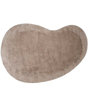 
Introduceer design en comfort in je badkamer met Badmat Bodi! Gemaakt van zacht katoen, biedt deze badmat een heerlijk gevoel onder je voeten.Wat deze badmat speciaal maakt, is de organische kiezelvorm en de verlaagde rand. De natuurlijke kleur van de badmat voegt een moderne en natuurlijke uitstraling toe aan elke badkamer.De badmat is voorzien van een antisliplaag aan de onderkant. Voor de beste zorg raden we de volgende onderhoudsvoorschriften aan: machinewas op 30° en vervolgens aan de lucht laten drogen.Badmat Bodi is verkrijgbaar in 3 kleuren en de volgende maten: 60 x 80 cm en 80 x 100 cm. Merk: Veer Carpets Materiaal: Katoen Kleur: Taupe EAN: 8720791960568