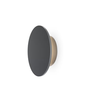 
Verlicht uw buitenruimte met de Maytoni Outdoor Wald buitenlamp in stijlvol grafiet! Deze architecturale buitenlamp, met een diameter van Ø14 cm, is perfect voor het creëren van een warme en sfeervolle ambiance op uw terras, balkon, in de tuin of langs uw oprit. De Wald serie staat bekend om zijn duurzaamheid en moderne design, en deze lamp is daar geen uitzondering op. Met zijn geïntegreerde LED-verlichting geniet u van energiezuinig en langdurig licht, zonder de omkijken naar het vervangen van lampen.De Maytoni Wald buitenlamp is vervaardigd uit hoogwaardig metaal met een corrosiebestendige grafiet afwerking. Dankzij de IP65-classificatie is hij volledig beschermd tegen stof en waterstralen, waardoor hij bestand is tegen alle weersomstandigheden. Het minimalistische, ronde design integreert naadloos in elke moderne buitenomgeving en zorgt voor een elegante verlichting van uw buitenruimte. De warme witte lichtkleur (3000K) creëert een gezellige sfeer, terwijl de hoge CRI waarde (80) zorgt voor een natuurgetrouwe kleurweergave.MateriaalMetaalKleurGrafietDiameterØ14 cmLichtbronGeïntegreerde LEDKleurtemperatuur3000K (Warm Wit)Lumen600-1050 (afhankelijk van model)Vermogen7W of 12W (afhankelijk van model)VoltageAC 220-240VIP-klasseIP65CRI80DimbaarNeeGarantie3 jaar (uitbreidbaar tot 5 jaar)