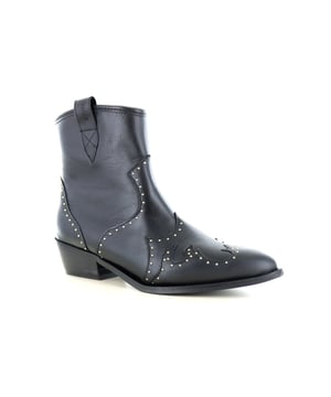 
Merk: DWRS LabelArtikel: Lyon StudsKleur: Black Type: EnkellaarsUitneembaar voetbed: NeeSluiting: RitsMateriaal: LeerMaak Kennis met de DWRS Label Lyon Studs Enkellaars: Stijlvol en Chic voor DamesAls je op zoek bent naar een modieuze en tijdloze enkellaars die zowel elegantie als comfort biedt, dan is de DWRS Label Lyon Studs de perfecte keuze. Deze prachtige enkellaars, vervaardigd uit hoogwaardig leer, combineert een strak design met subtiele details voor een luxe uitstraling. Uitgevoerd in klassiek zwart, is deze laars een veelzijdige aanvulling op elke damesgarderobe.Waarom Kiezen voor de DWRS Label Lyon Studs Enkellaars?1. Hoogwaardig Leer voor een Luxe Look:De Lyon Studs enkellaars van DWRS Label is gemaakt van premium leer, wat zorgt voor een luxe uitstraling en een lange levensduur. Het zwarte leer geeft deze laars een elegante en veelzijdige look, perfect voor zowel casual als formele gelegenheden.2. Stijlvolle Studs als Eyecatcher:Wat de Lyon Studs echt uniek maakt, zijn de subtiele studs die de laars een stoere maar verfijnde look geven. Deze details tillen de laars naar een hoger niveau en zorgen ervoor dat je outfit er altijd stijlvol uitziet.3. Gemakkelijke Sluiting:De laars is uitgerust met een handige ritssluiting aan de zijkant, wat zorgt voor gemakkelijk aan- en uittrekken. Dit maakt de Lyon Studs niet alleen stijlvol, maar ook praktisch voor dagelijks gebruik.4. Comfort en Ondersteuning:Dankzij het zorgvuldig ontworpen voetbed en de stabiele hak biedt de DWRS Label Lyon Studs enkellaars niet alleen stijl, maar ook comfort gedurende de hele dag. Of je nu naar je werk gaat of een avondje uit plant, deze laars zorgt ervoor dat je voeten er goed uitzien en goed voelen.Bestel de DWRS Label Lyon Studs Enkellaars Vandaag Nog! 