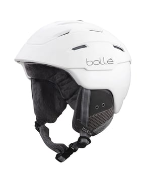 
Bollé Border Unisex Helm! Deze helm is perfect voor avonturen op de piste, of je nu een ervaren skiër bent of net begint met snowboarden. Met zijn witte kleur en strakke design is deze helm niet alleen stijlvol, maar ook zeer functioneel.

Dankzij de In-Mold constructie biedt de Bollé Border helm maximale bescherming tegen impact en blijft hij toch licht van gewicht. Zo kun je met een gerust hart de berg af suizen, wetende dat je hoofd goed beschermd is.

Het Click-to-Fit systeem zorgt ervoor dat je de maat van de helm gemakkelijk kunt aanpassen, voor een perfecte pasvorm. De 16 geïntegreerde ventilatieopeningen zorgen voor een optimale luchtcirculatie, waardoor je hoofd koel en fris blijft, zelfs tijdens de warmste dagen op de piste.

Na een lange dag op de berg is het fijn om te weten dat je de voering van de helm kunt verwijderen en wassen, zodat je hem altijd schoon en fris kunt houden. Kortom, met de Bollé Border Unisex Helm ga je met comfort en vertrouwen de piste op en