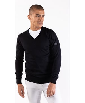 
Deze tijdloze zwarte coltrui voor heren van het merk Presly en Sun is een must-have voor elke man. Gemaakt van 100% katoen, voelt deze fijn gebreide trui heerlijk zacht aan op de huid. De coltrui is voorzien van een hoge kraag met een halve ritssluiting, wat niet alleen zorgt voor extra warmte, maar ook een stoere look geeft. De mouwen en kraag zijn afgewerkt met elastische manchetten, wat zorgt voor een comfortabele en goede pasvorm. Deze veelzijdige trui kan gedragen worden bij elke gelegenheid, of je nu een casual of nette look wilt creëren. Kies voor comfort en stijl met deze Presly en Sun coltrui voor heren. Bestel nu en ervaar het zelf!
