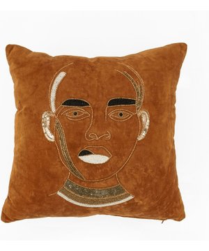 
Dit luxe kussen combineert stijl en comfort, waardoor het een ideale aanvulling is voor elke ruimte. Gemaakt van hoogwaardige materialen, biedt het kussen langdurige zachtheid en ondersteuning. Het is perfect voor zowel decoratieve als functionele doeleinden en past moeiteloos in diverse interieurstijlen, van modern tot klassiek. Dankzij de slijtvaste stof en onderhoudsvriendelijke eigenschappen blijft het kussen er jarenlang als nieuw uitzien, of het nu binnen of buiten wordt gebruikt. Voeg een vleugje elegantie toe aan je bank, stoel of bed met dit veelzijdige kussen.  Eigenschappen - Hoogwaardige materialen voor langdurige zachtheid - Slijtvaste stof voor duurzaamheid - Onderhoudsvriendelijk en gemakkelijk schoon te maken - Geschikt voor binnen- en buitengebruik - Past in diverse interieurstijlen, van modern tot klassiek  Toepassingen Dit kussen is ideaal voor iedereen die op zoek is naar een stijlvolle en comfortabele toevoeging aan hun interieur. Het is perfect voor gebruik in woonkamers, slaapkamers of zelfs buitenruimtes zoals terrassen. Dankzij het veelzijdige ontwerp kan het kussen gemakkelijk worden gecombineerd met verschillende meubelstukken, waardoor het een praktische keuze is voor zowel decoratieve als functionele doeleinden.  Unieke voordelen Het kussen onderscheidt zich door zijn combinatie van stijl en functionaliteit. De hoogwaardige materialen zorgen voor een luxe uitstraling en langdurige zachtheid, terwijl de slijtvaste stof ervoor zorgt dat het kussen er jarenlang als nieuw uitziet. Bovendien is het onderhoudsvriendelijk, wat betekent dat het gemakkelijk schoon te maken is en zijn schoonheid behoudt, zelfs bij intensief gebruik.  Specificaties - Materiaal: Hoogwaardige stof - Afmetingen: 45 x 45 cm - Kleur: Diverse kleuren beschikbaar - Vulling: Polyester - Onderhoud: Machinewasbaar op lage temperatuur Dit kussen wordt geleverd in een compacte verpakking, waardoor het gemakkelijk te vervoeren en op te bergen is. De verpakking is ontworpen om het kussen te beschermen tijdens transport, zodat het in perfecte staat bij je aankomt. Kleur: bruin