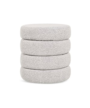 
Deze trendy bouclé poef Lune inclusief opbergruimte is een perfecte aanvulling op jouw interieur! Hij geeft elke ruimte een vleugje gezelligheid. Deze veelzijdige poef dient vele doelen in jouw huis. Gebruik het als een extra zitplaats, een voetenbankje als ondersteuning of als een chic en functioneel bijzettafeltje voor tijdschriften en boeken. Daarnaast is de poef een prachtige decoratieve accessoires. Voor een speelse touch plaats je de poef in je woonkamer, slaapkamer of kinderkamer. De Poef Lune beschikt daarnaast over een handige afneembare deksel, waardoor de poef dient als een verborgen opbergruimte! Merk: HomeMixx Kleur: Naturel