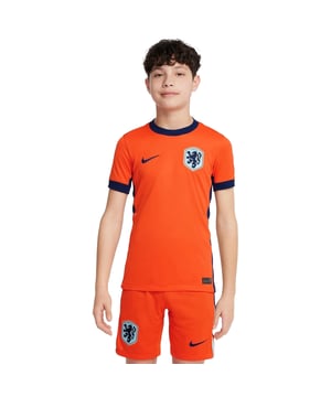 
Het Nike Nederlands Elftal Thuis Wedstrijdshirt 24/25 voor kinderen is afkomstig uit de officiÃ«le Thuis collectie van het Nederlands Elftal. Deze nieuwe collectie wordt onder andere gedragen tijdens het EK in Duitsland. Dit nieuwe shirt is uitgerust met de nieuwste Nike ADV technologie. Deze tech zorgt ervoor dat het shirt beter doorlucht en je kan helpen de ideale prestaties te leveren in alle soorten weersomstandigheden.<p></p><div><ul><li>OfficiÃ«le collectie van Nederland </li><li>Kroonafbeelding aan de binnenkant van het shirt</li><li>Kan in de wasmachine<br><br></li></ul></div><div><b>Materiaal:</b> 100% gerecycled polyester</div><br><p></p>