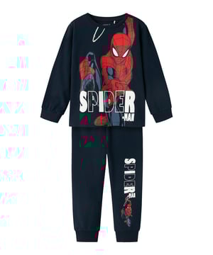 
De NMMALFRED Spiderman pyjamaset van Name It brengt actie en comfort samen. Deze pyjama, uitgevoerd in een stoere Dark Sapphire kleur, heeft een coole Spiderman-print en biedt optimale bewegingsvrijheid dankzij de zachte en stretchy materialen. Perfect voor jonge fans van de beroemde superheld!
