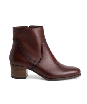 
Artikel 1-25032-43 348  in de kleur cognac leather shop je gemakkelijk en snel op onze webshop. Bekijk de gehele collectie van Tamaris online