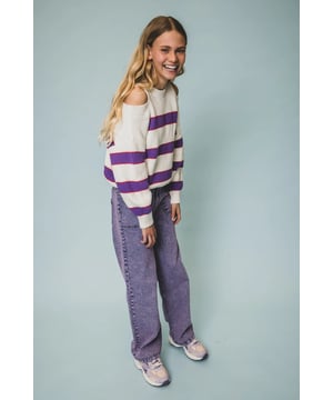 
Style Queen!
Deze fit was een Bestseller, daarom nu herhaald in een te gekke streep.
Schouder openingen zitten precies op de juiste plek en zijn bescheiden in de grootte van de opening.
Paars wit en rood, perfecte match dus in deze Pre Spring levering.