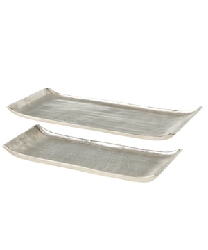 
Deze set 2 Metalen Zilveren Decoratieve Dienbladen kun je voor verschillende doeleinden gebruiken.  Afmetingen: 18x45 en 26x57 cm. Leuk om mee te serveren, maar ook leuk als decoratief item. Gebruik hem bijvoorbeeld om er kaarsen op te zetten. De randen zijn licht oplopend. De onderkant is voorzien van zachte anti-slip voetjes zodat ze de ondergrond niet bekrassen.Kenmerken Decoratieve dienbladen zilverkleurigAfmetingen: 18x45 en 26x57 cm.Materiaal: AluminiumWoonstijl: Art NouveauInterieurserie Art NouveauHet nieuwe klassieke thema Art Nouveau toont een elegante en extravagante stijl. Een stijlvolle mix van fluwelen items in combinatie met luxe tafellampen en meubels met gouden accenten maakt dit thema een ware eyecatcher. De vormen zijn elegant met vloeiende lijnen en het thema bevat een combinatie van verschillende materialen: glas, textiel, metalen. De belangrijkste kleuren zijn grijs, roze en perzik. Deze worden aangevuld met verschillende tinten goud en zilver. - Afmeting: - Kleur: Zilverkleurig - Materiaal: Aluminium