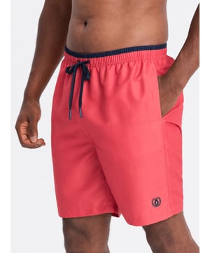 
Maak een statement op het strand met deze zwemshorts tot net boven de knie, verkrijgbaar in intense kleuren! Ideaal voor mannen die houden van zowel actieve recreatie bij het water als ontspannen zomerse momenten. De shorts zijn gemaakt van een sneldrogend en duurzaam materiaal, perfect voor een dag aan het strand of zwembad.

 Het casual design biedt maximale bewegingsvrijheid, terwijl de meshvoering in de vorm van een binnenbroekje zorgt voor extra comfort tijdens het zwemmen. De comfortabele tailleband met een tweekleurig trekkoord is verstelbaar, zodat de pasvorm perfect aan te passen is. Het effen ontwerp wordt stijlvol doorbroken door contrasterende details en levendige kleuraccenten, die jouw zomerse teint prachtig benadrukken.

 Details:

  
 * Zwemshorts voor heren tot net boven de knie 
 * Twee voorzakken 
 * Achterzak met klittenbandsluiting 
 * Meshvoering in de vorm van een binnenbroekje 
 * Verstelbare tailleband